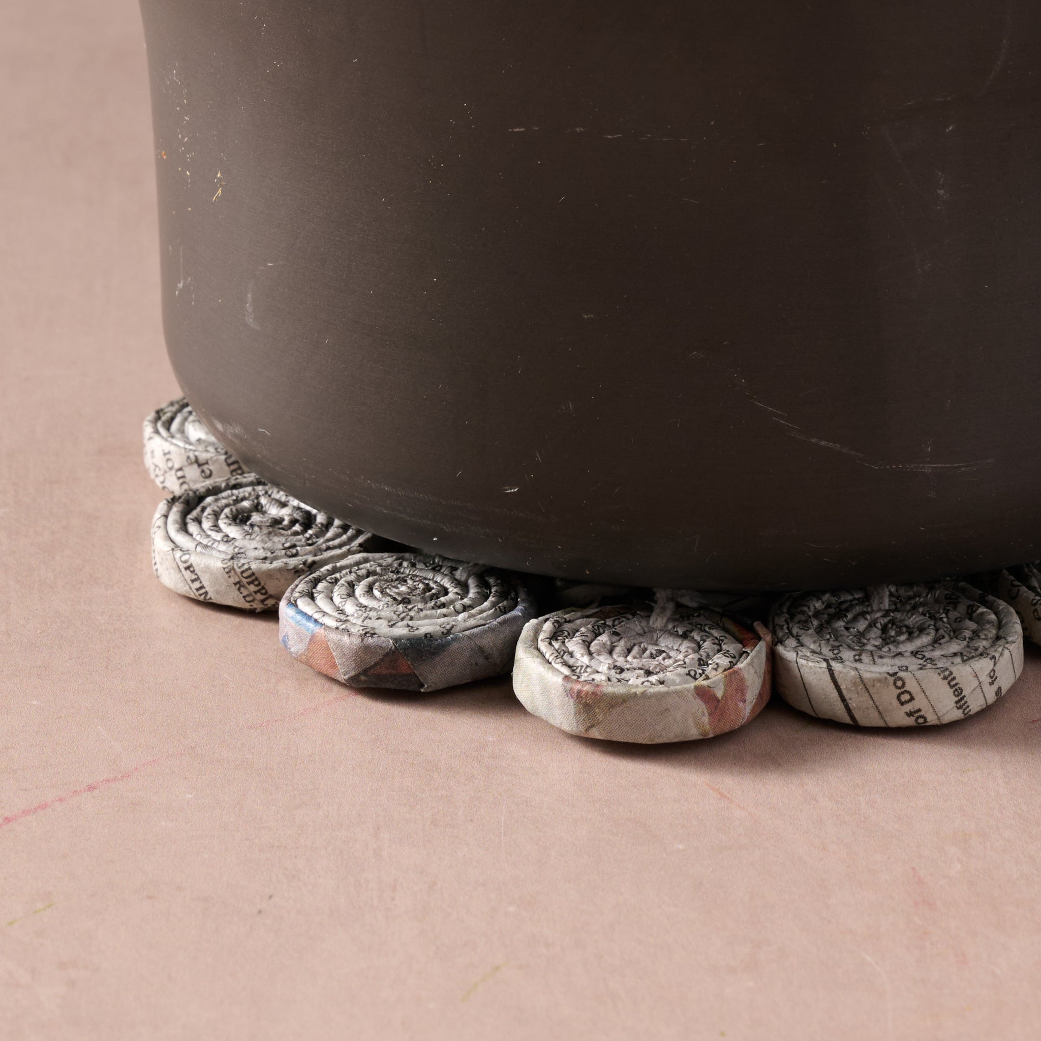 Balita Round Rolled Newsprint Trivet